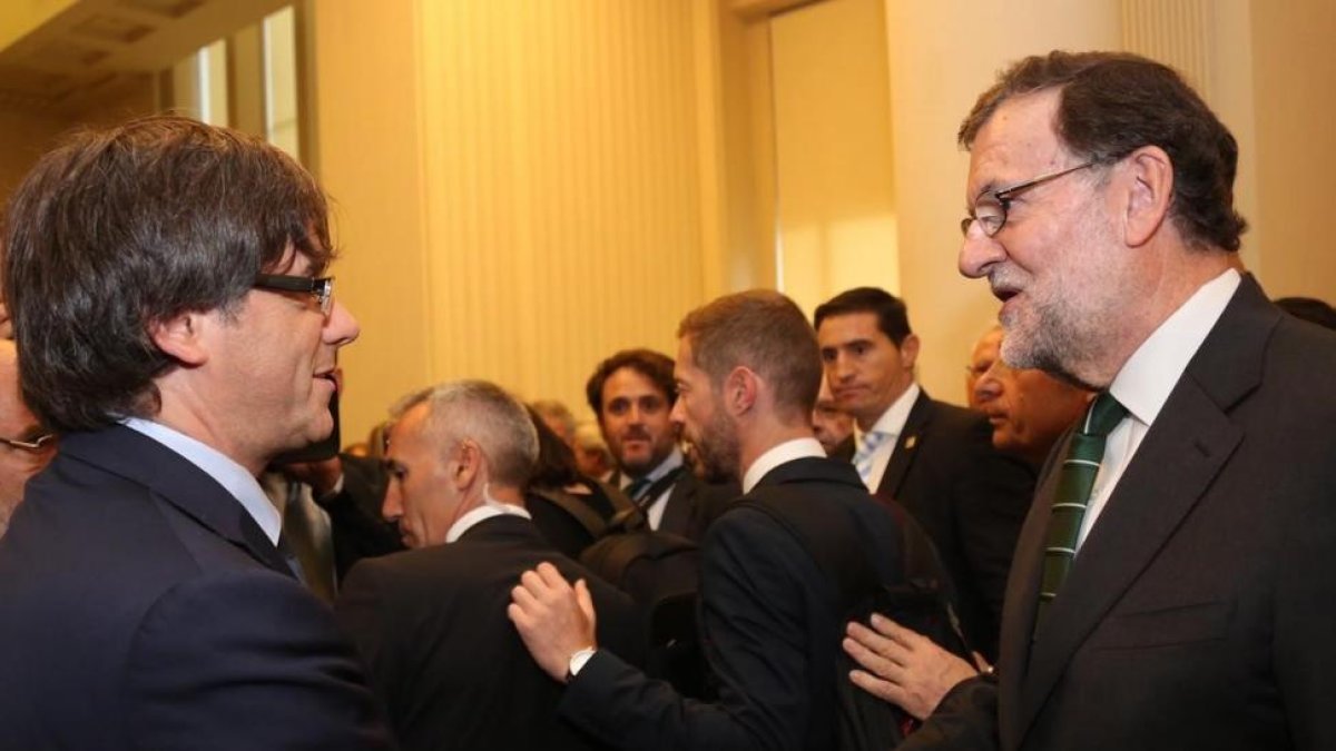 Carles Puigdemont y Mariano Rajoy, en Barcelona, en septiembre del 2016, en la inauguración de una exposición sobre Joan Miró.-ARCHIVO