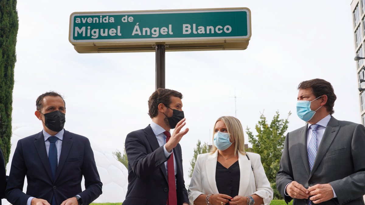 Conrado Íscar, Pablo Casado, Marimar Blanco y Alfonso Fernández Mañueco bajo la placa con el nombre de la calle de Miguel Ángel Blanco. ICAL