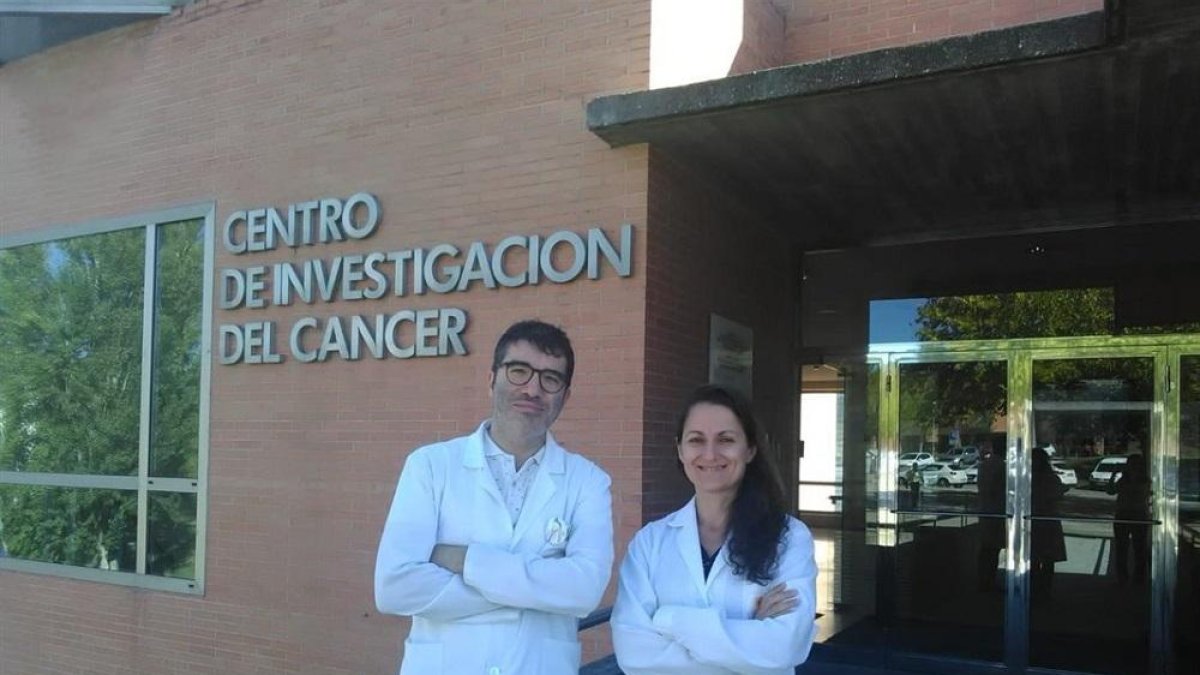 La doctora Sandra Blanco, investigadora principal del CIC, y el doctor Javier Robles, investigador postdoctoral.-CIC