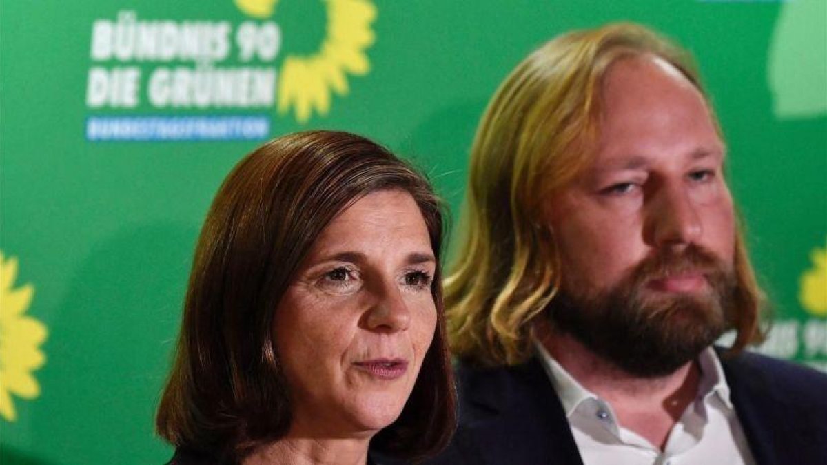 Katrin Goring-Eckart (izquierda) junto al también dirigente de Los Verdes alemanes Anton Hofreiter.-AFP / JOHN MACDOUGALL