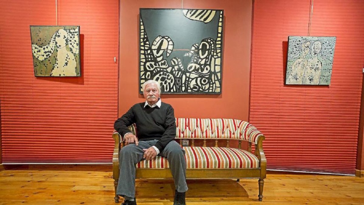 Paul Coupille posa junto a algunos de sus obras expuestas en la galería Rafael.-Miguel Ángel Santos