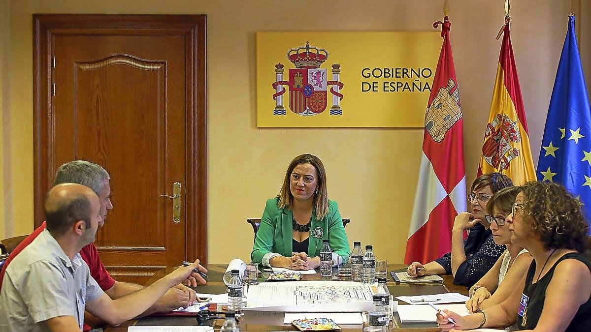 La delegada del Gobierno, Virginia Barcones, se reune con la plataforma A-11 pasos, de Peñafiel.-ICAL
