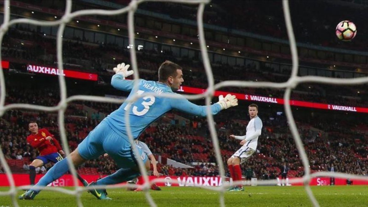 Aspas marca el primer gol de la selección española en el amistoso contra Inglaterra en Wembley.-REUTERS / EDDIE KEOGH