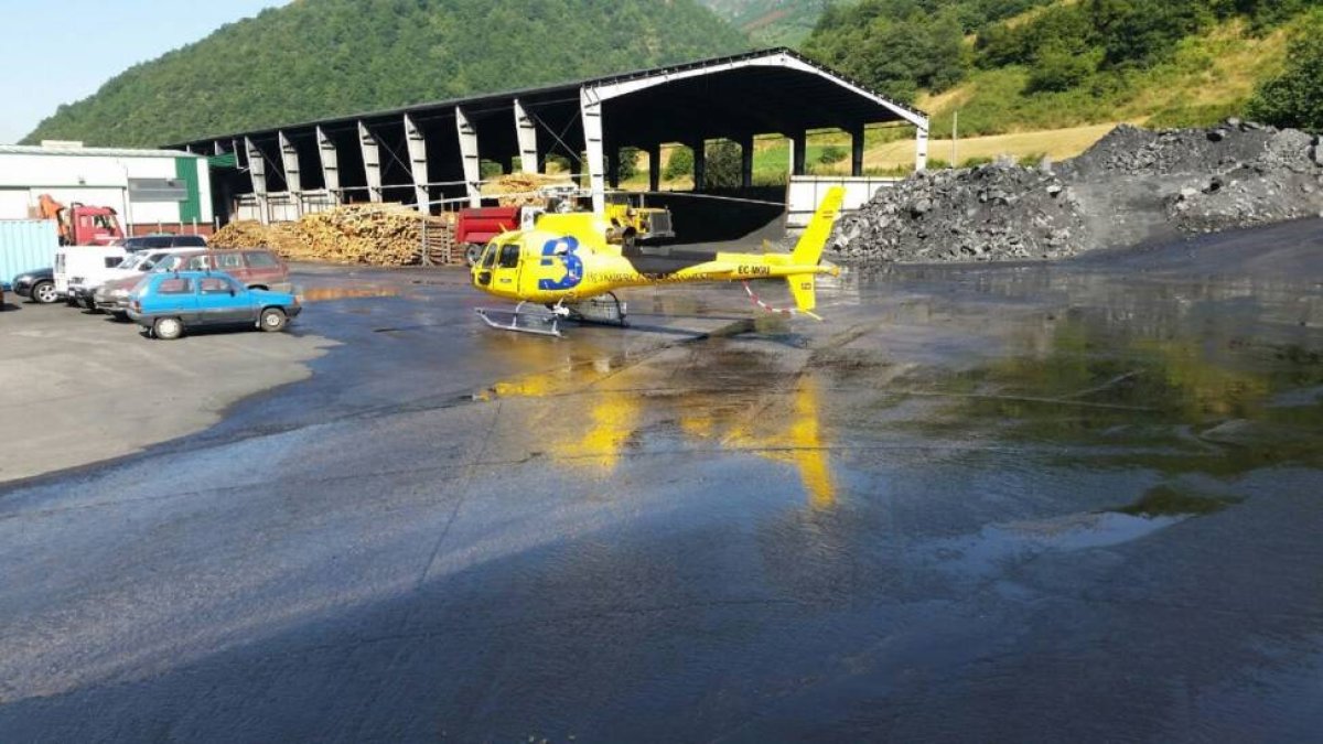 Un helicóptero traslada material para las labores de rescate del minero leonés fallecido en una explotación asturiana-Ical