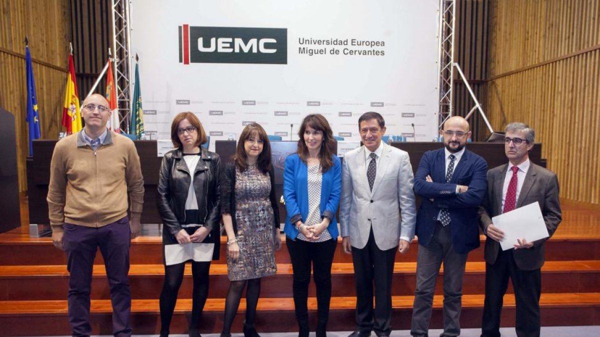(I a D) Javier Blanco, Maite Rodríguez, Angélica Tanarro, Cristina Gómez, Jesús Fonseca, Felipe Ramos y José Ignacio Foces, durante la clausura de las jornadas del Congreso 'Imagina Cervantes hoy' de la UEMC-ICAL
