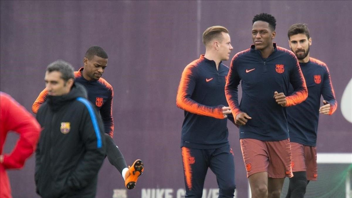 Yerry Mina y André Gomes, a la derecha, en un entrenamiento con el Barça-JORDI COTRINA