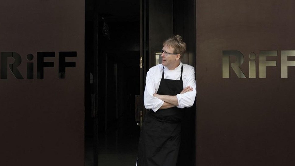 El propietario alemán del restaurante RiFF, Bernd Knöller, posa en la entrada del establecimiento donde ocurrieron los hechos en Valencia.-EL MUNDO