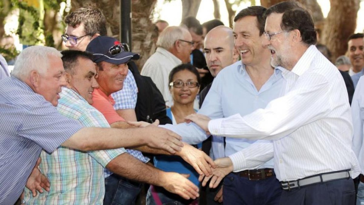 El líder del PP, Mariano Rajoy, este martes en un acto electoral en Almería.-EFE/Carlos Barba