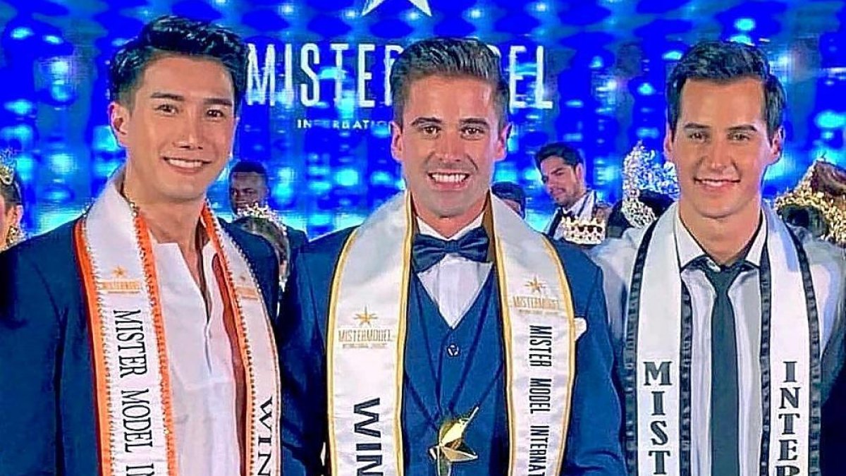 Sergio Ayala sostiene su trofeo de ganador del certamen, flanqueado por campeones de anteriores ediciones.-EL MUNDO