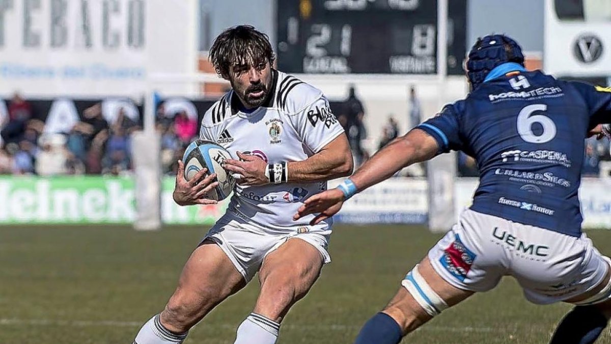 Dani Marrón, oval en mano, durante un derbi contra el VRAC Quesos Entrepinares.-J.L. USEROS