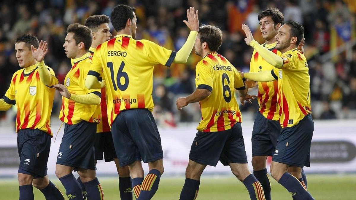 Varios jugadores, entre ellos el exblanquivioleta Valiente, celebran un gol de la selección catalana en un amistoso.-EM