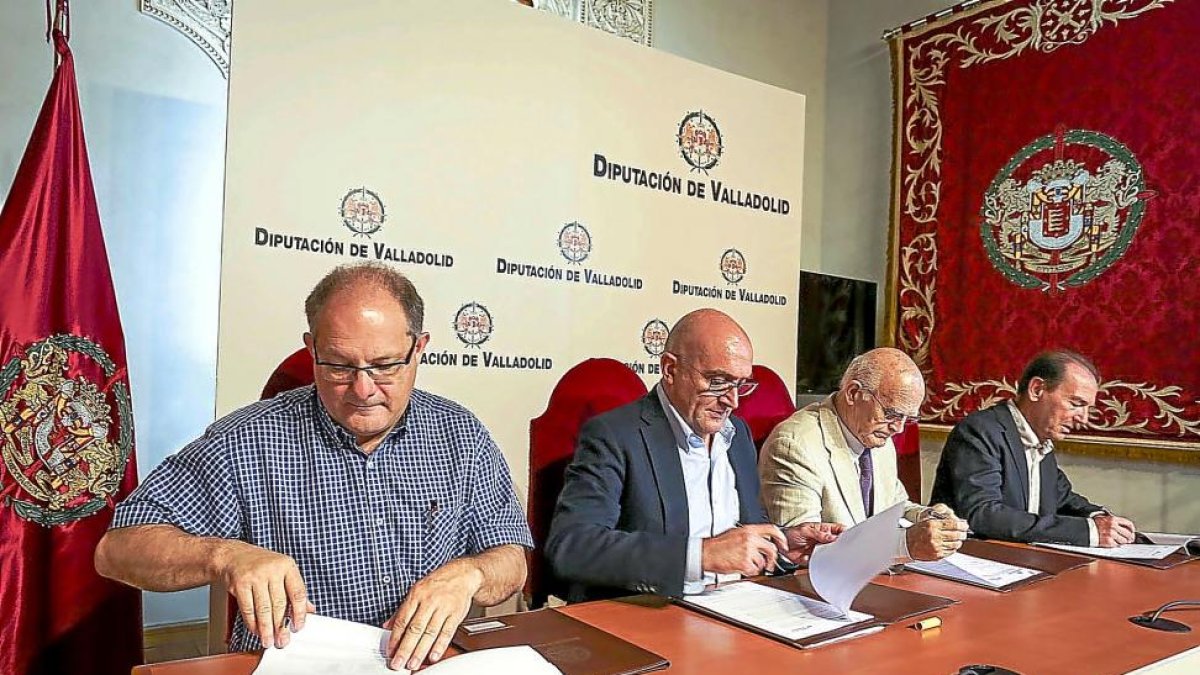 Jesús García Gallo, Jesús Julio Carnero, Jesús Mediavilla y Eduardo Sánchez ayer, durante la firma de los convenios de lucha contra la exclusión.-EL MUNDO