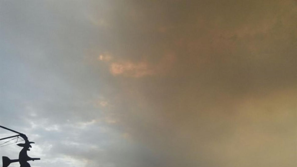 Nubes de humo que los incendios están provocando en Galicia.-EUROPA PRESS