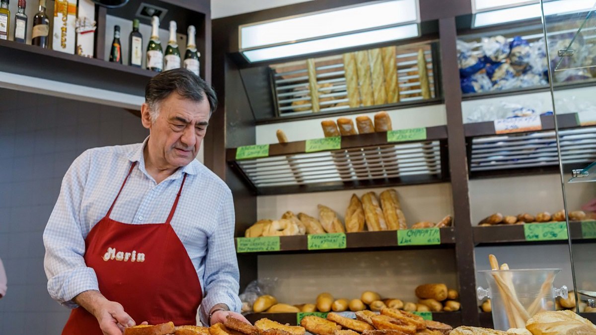 La actividad del local es frenética durante los días de Semana Santa. En la imagen, Juan José Marín muestra una bandeja de torrijas, en las que sigue la misma receta familiar de su madre. - L.P.