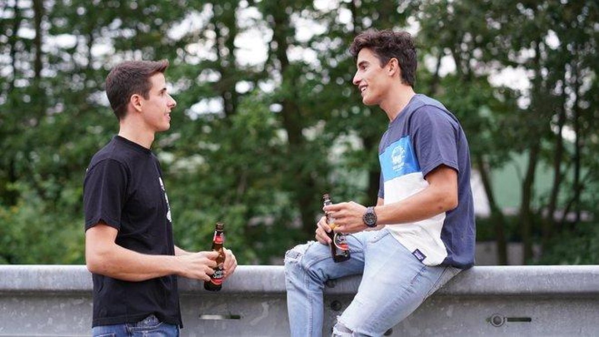 Los hermanos Marc y Àlex Márquez hablan entre ellos.-ALEJANDRO CERESUELA
