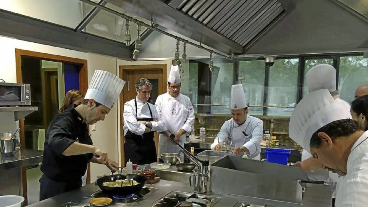 Instructores de escuelas de cocina del mundo, en el seminario de tapas celebrado por la EIC y el ICX en abril.-D.V