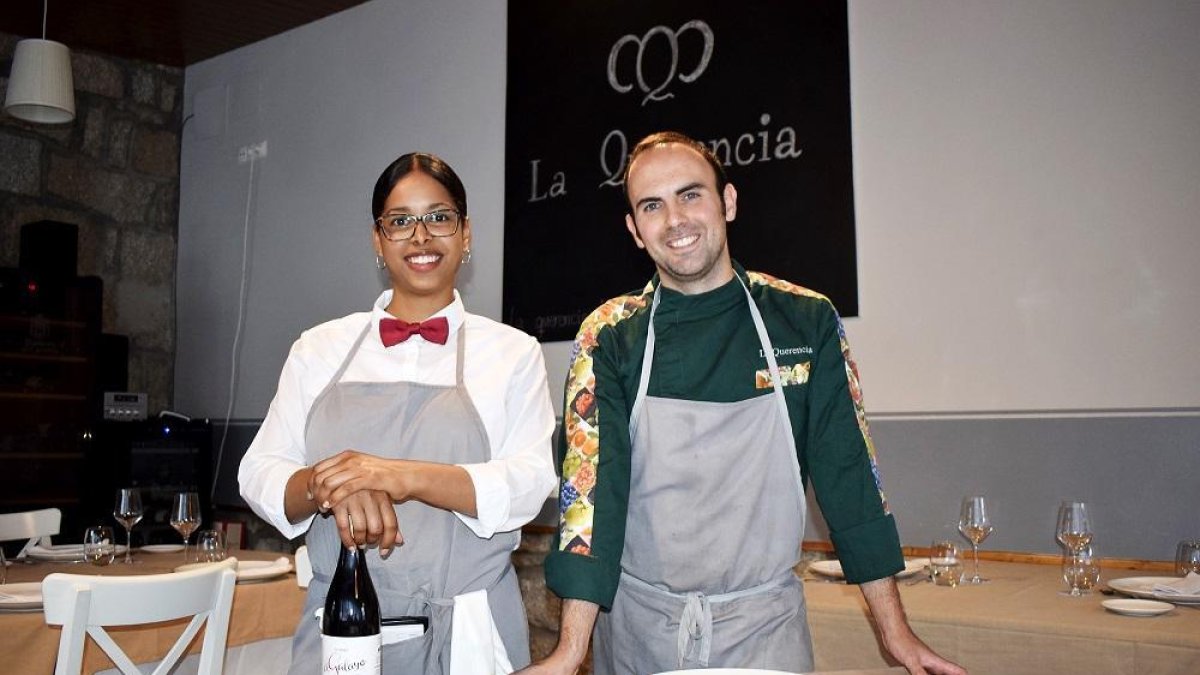 Guzmán y Yessica, en el salón de La Querencia, con algunos de los platos de su carta.-
