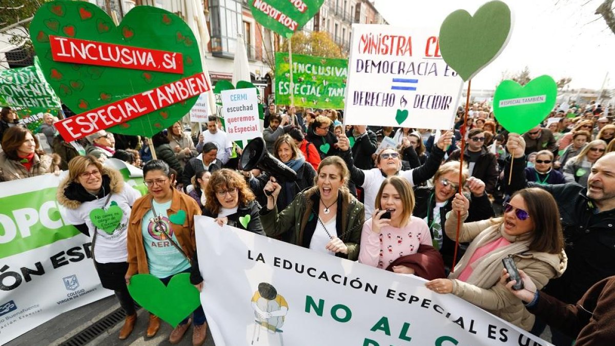 Participantes en la manifestación celebrada ayer en Valladolid por los centros de  Educación Especial.-J.M. LOSTAU