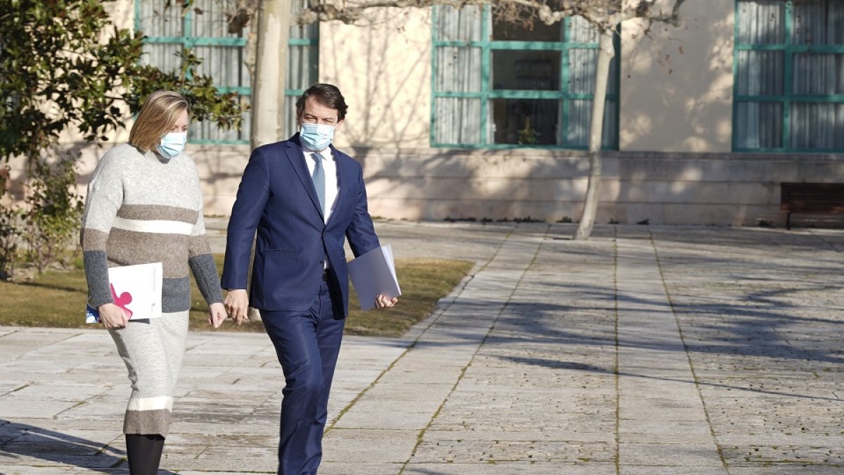 La consejera de Familia, Isabel Blanco, junto al presidente de la Junta, Alfonso Fernández Mañueco. ICAL