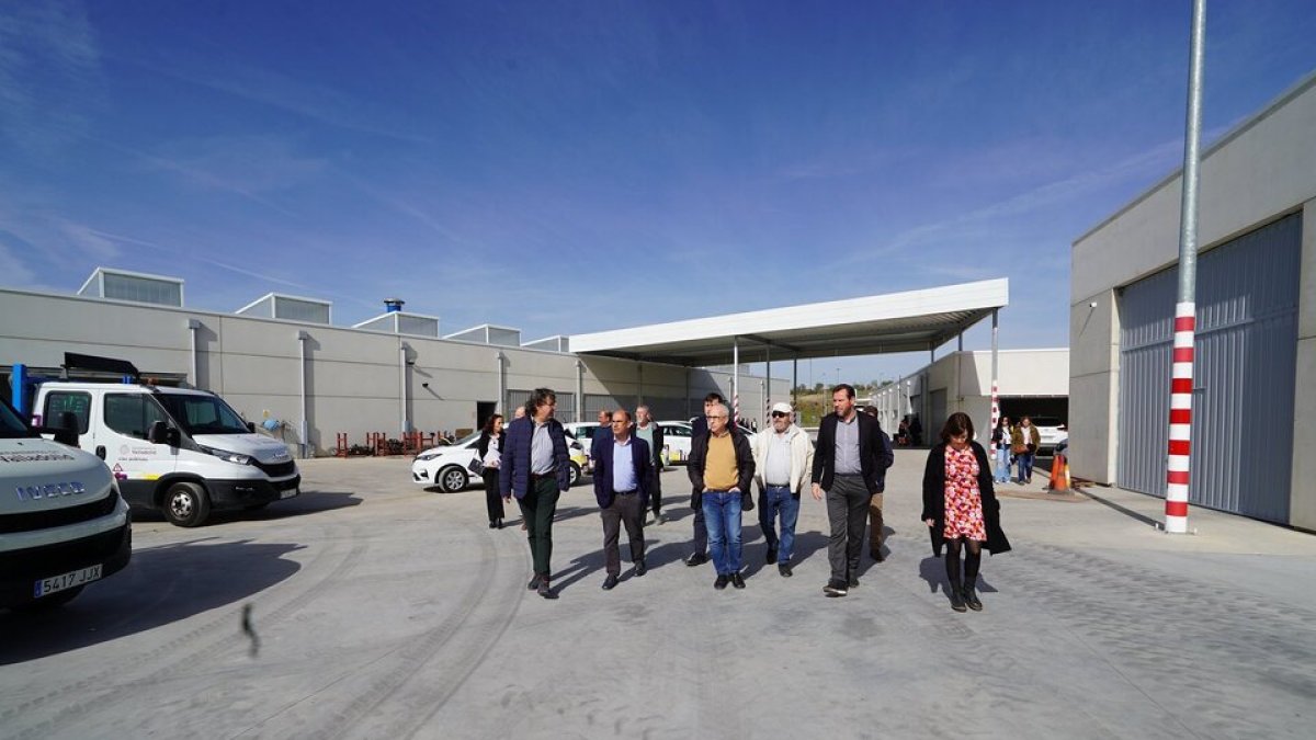 Visita a las instalaciones del nuevo parque de vías públicas. / E. M.