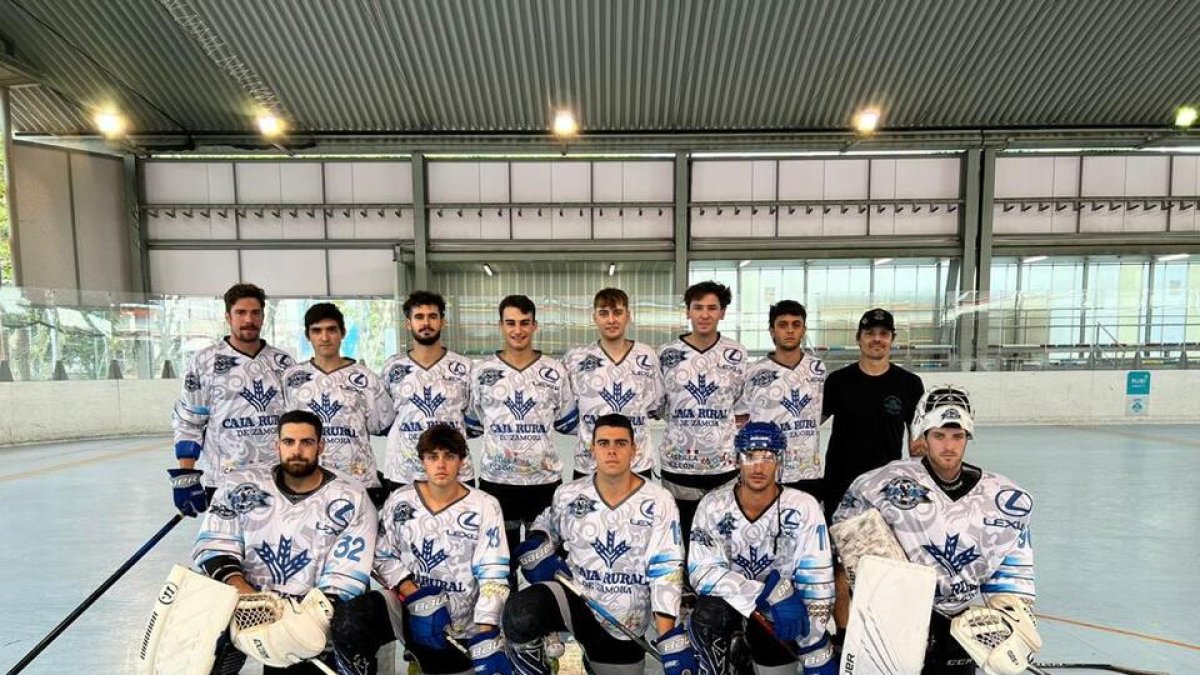 Jugadores Caja Rural CPLV en RubÍ con su técnico Pablo Navarro. / E. M.