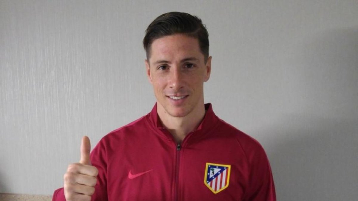 Gesto de Fernando Torres al dejar el hospital.-TWITTER / ATLÉTICO