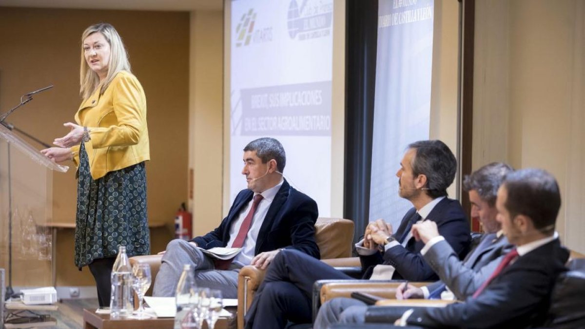 La consejera de Economía y Hacienda, Pilar del Olmo, clausura la jornada 'Brexit, sus implicaciones en el sector agroalimentario'. En la imagen, junto a Pablo Lago, director de El Mundo - Diario de Castilla y León.-ICAL