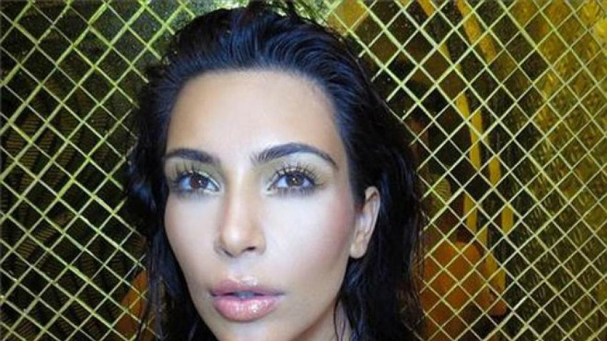 Kim Kardashian haciéndose un selfie.-EL PERIÓDICO