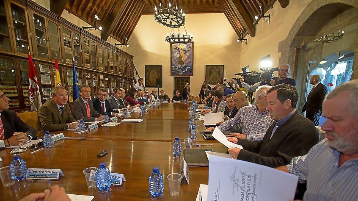 Asistentes a la reunión con representantes de la Unión Europea celebrada ayer en Ávila.-ICAL