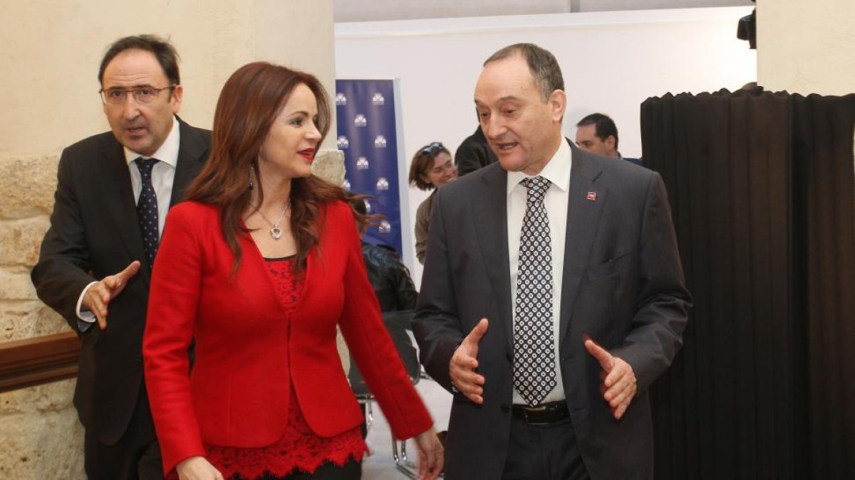 El alcalde de Palencia, Alfonso Polanco, la presidenta de las Cortes, Silvia Clemente y el rector de UVa, Daniel Miguel.-ICAL