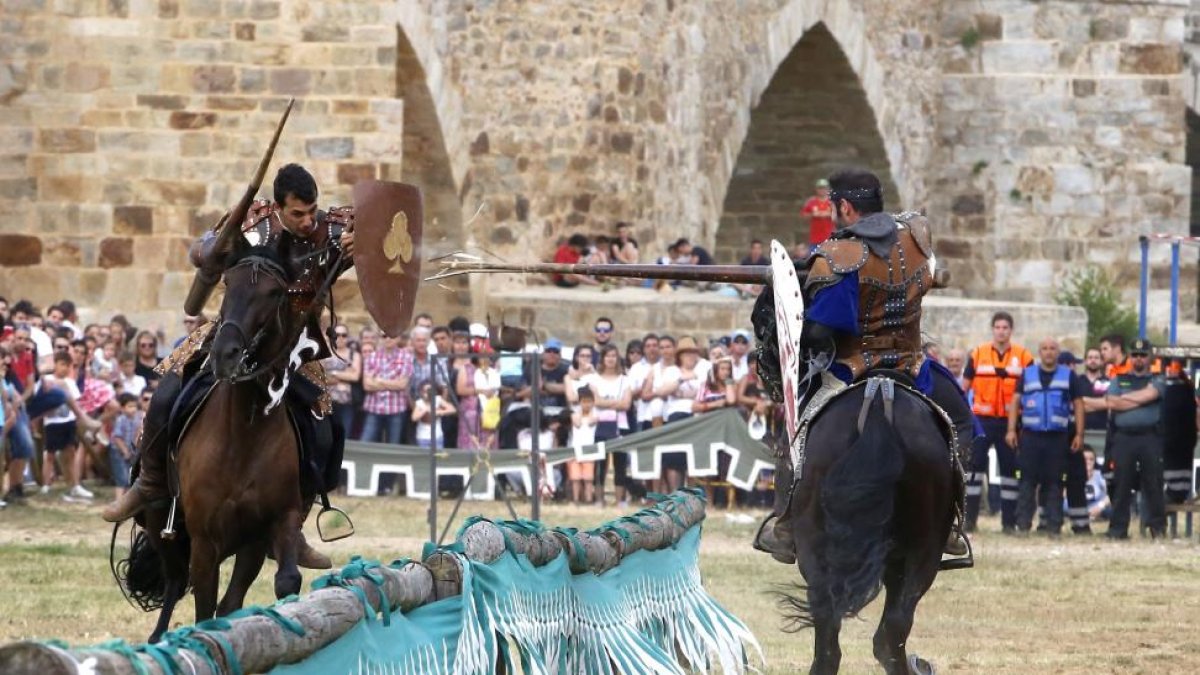 Recreación del torneo en el que los caballeros miden sus fuerzas a los pies del puente medieval.-ICAL