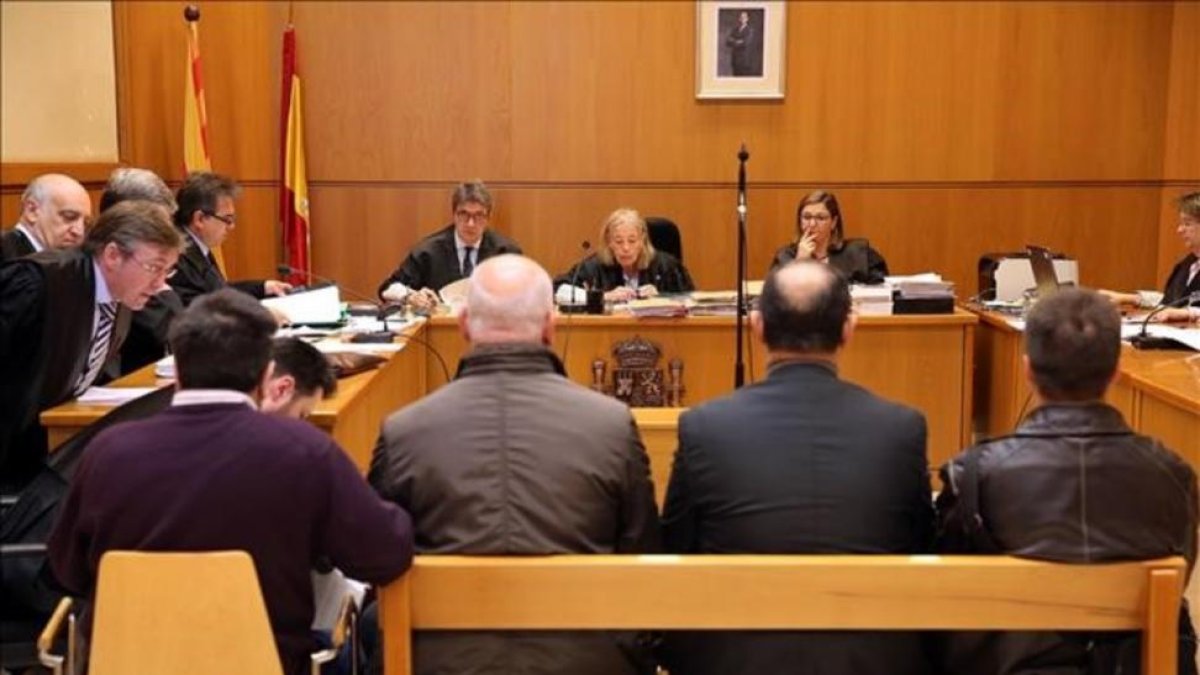 En el banquillo, este lunes, los cuatro acusados, aunque, al final, solo quedaron dos.-RICARD CUGAT