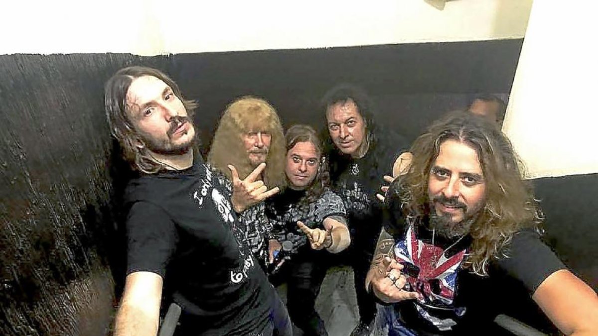 Los miembros del grupo Medina Azahara, minutos antes de uno de sus últimos conciertos.-EL MUNDO