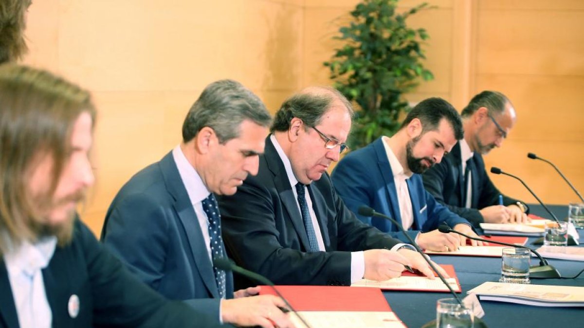 El presidente de la Junta, Juan Vicente Herrera, firma con los portavoces de los Grupos Parlamentarios de Podemos, Pablo Fernández (I), del PP, Juan José Sanz Vitorio (2I), del PSOE, Luis Tudanca (2D), y de Ciudadanos, Luis Fuentes (D), el Acuerdo-ICAL
