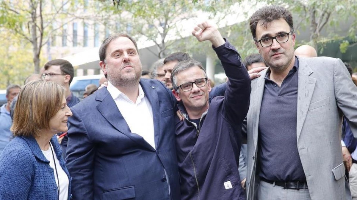 Carme Forcadell, Oriol Junqueras, Josep Maria Jové y Lluís Salvadó, a las puertas de la Ciutat de la Justícia, en septiembre.-JOAN PUIG