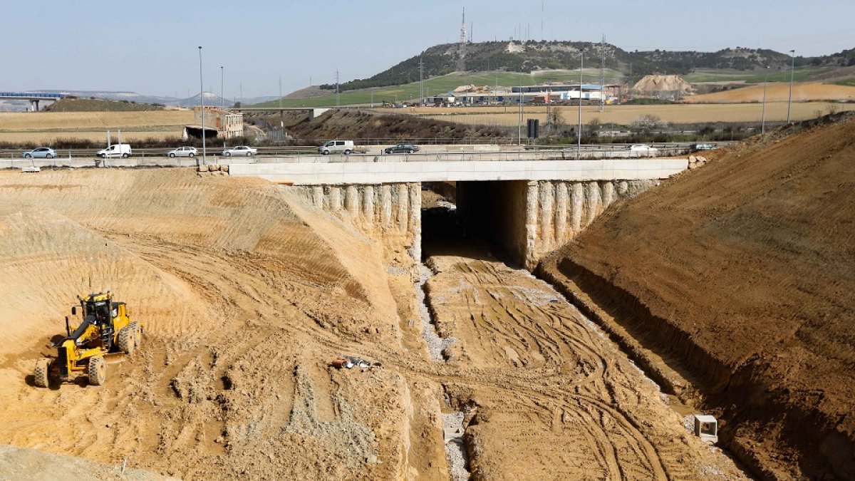 El trazado de la variante de mercancías a su paso bajo la carretera de Soria ./ J. M. LOSTAU