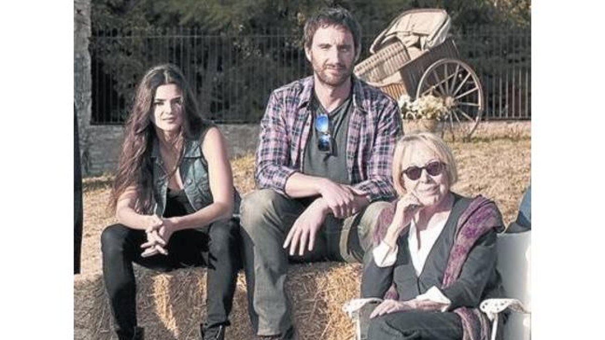 Los intérpretes Clara Lago, Dani Rovira y Rosa Maria Sardà, en el 'set' de rodaje de la película.-