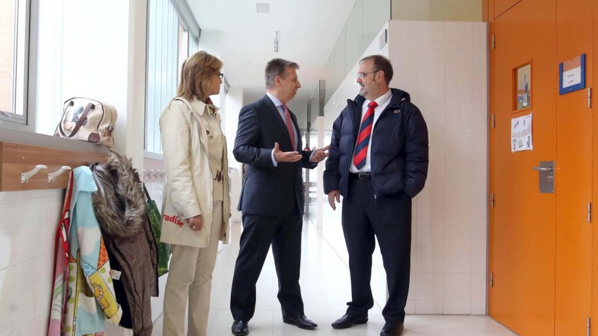 El consejero de Educación, Fernando Rey, visita el Colegio Liceo Francés de Castilla y León acompañado del director del centro, Frederic Barna, y de la directora general de Universidades, Pilar Garcés-ICAL