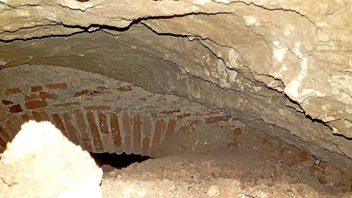Bóveda de la bodega-fosa común de ‘los Alfredos’, encontrada ayer en la excavación de Medina del Campo.-EL MUNDO