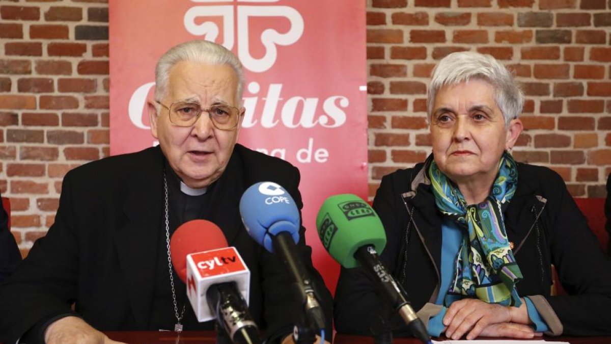El obispo de León, Julián López, presenta la memoria de actividades de Cáritas Diocesana correspondiente al pasado año. Junto a él, la directora de Cáritas León, Beatriz Gallego.-ICAL