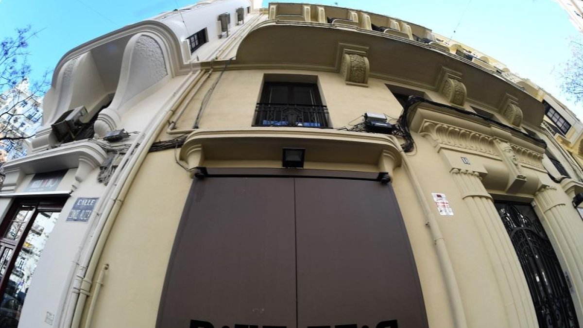 Puerta de entrada al restaurante Riff en Valencia, que permanece cerrado durante estos días.-AFP