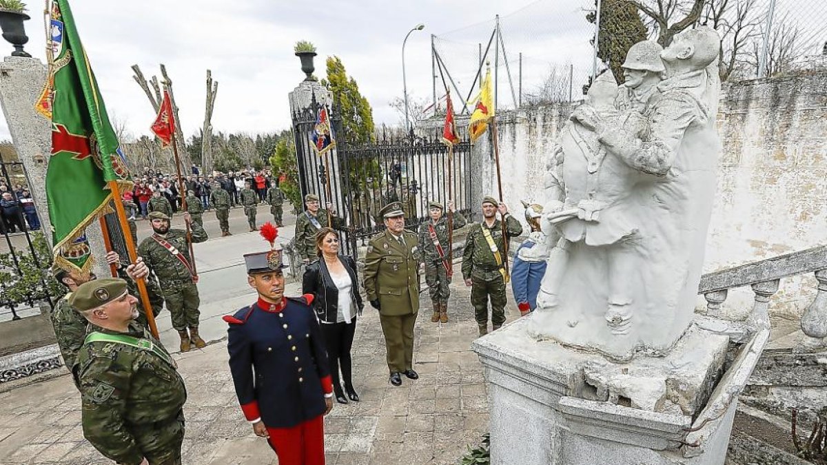 Teresa López y José Rivas permanecen firmes ante el momumento a los que dieron su vida por España, ayer durante el arriado de bandera en Medina.-J.M. LOSTAU