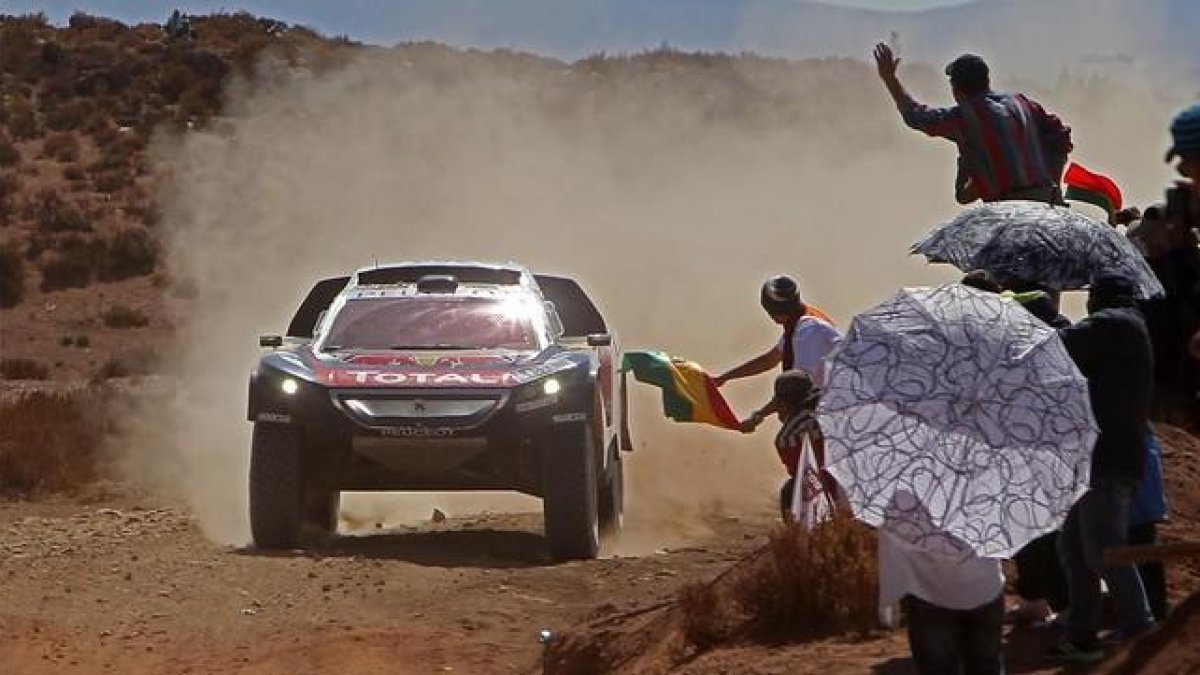 Carlos Sainz conduce el Peugeot por los caminos bolivianos.-EFE / MARTÍN ALIPAZ