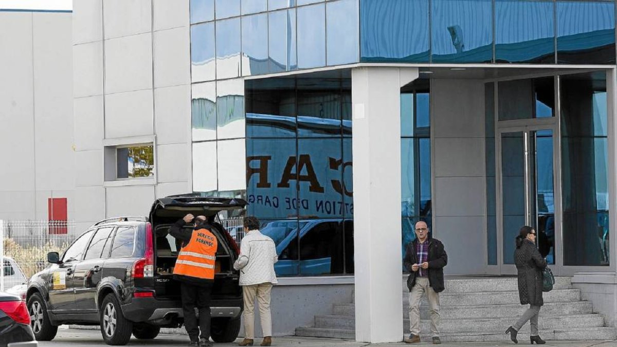Los miembros del equipo forense llegan a la empresa Azkar para el levantamiento del cadáver-P. REQUEJO