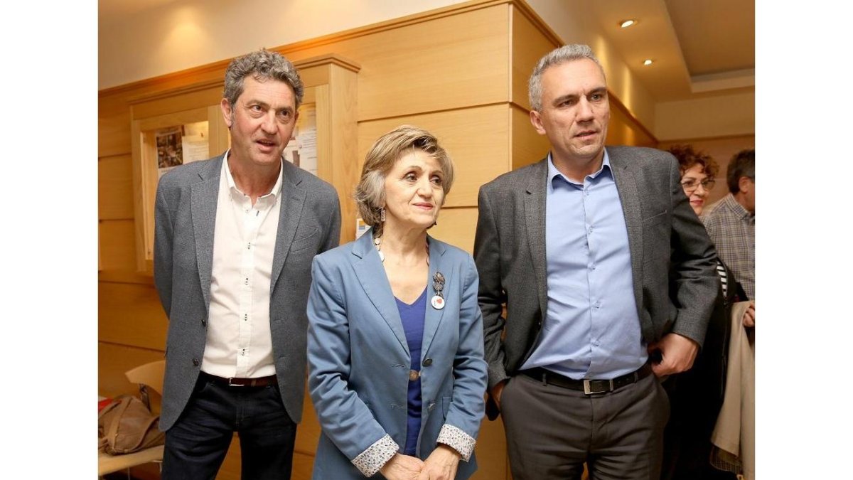 María Luisa Carcedo en Valladolid junto a  Manuel Escarda y Javier Izquierdo.-ICAL