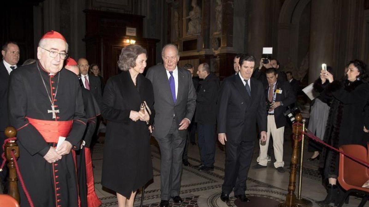 Los reyes eméritos de España Juan Carlos I y Sofía, durante su asistencia a la inauguración de la nueva iluminación de la Basílica de Santa María la Mayor, una de las cuatro basílicas papales de Roma-EFE