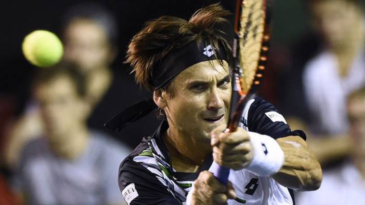 David Ferrer devuelve una bola a Fernando Verdasco, en el torneo de París-Bercy.-