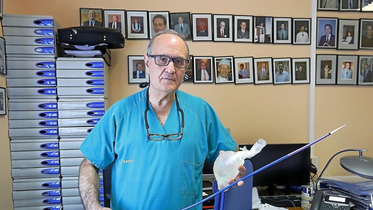 Carlos Vaquero, jefe del Servicio de Angiología y Cirugía Vascular del Hospital Clínico Universitario de Valladolid, en su despacho.-J. M. LOSTAU