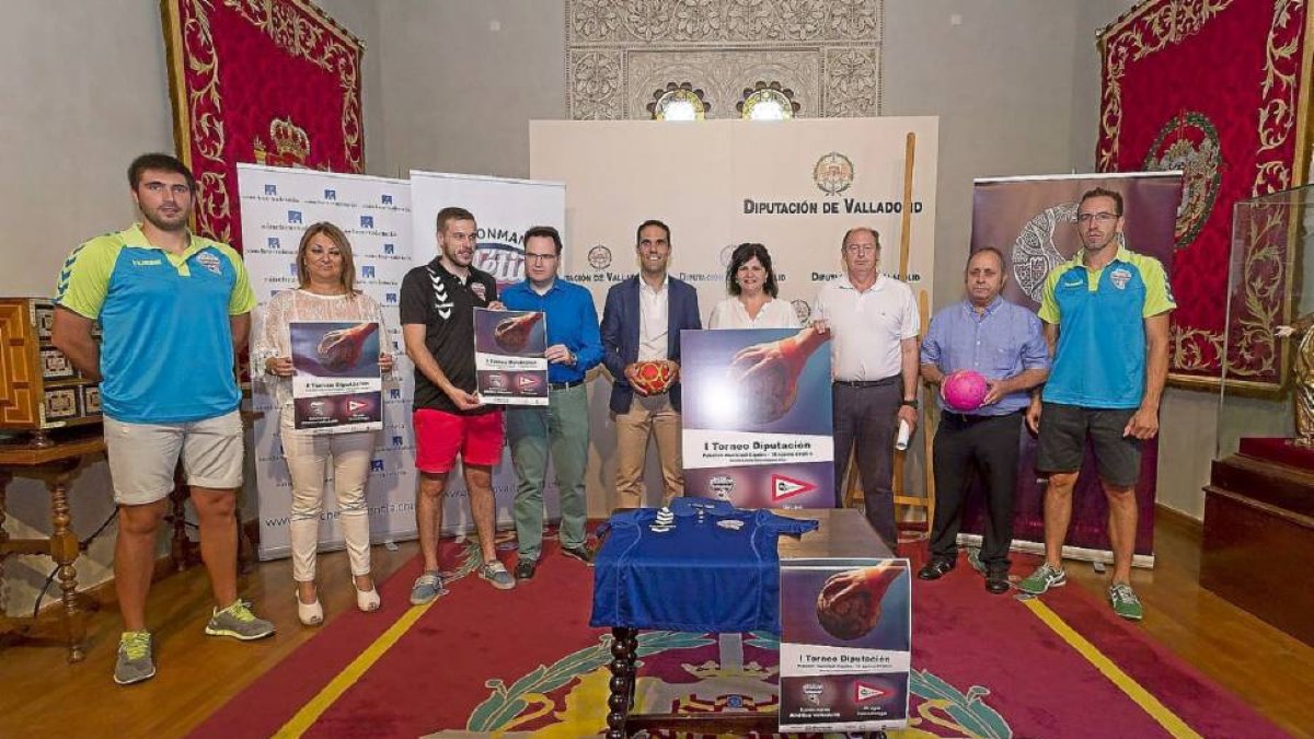 Autoridades y deportistas posan con el cartel del torneo en el Palacio de Pimentel.-Pablo Requejo