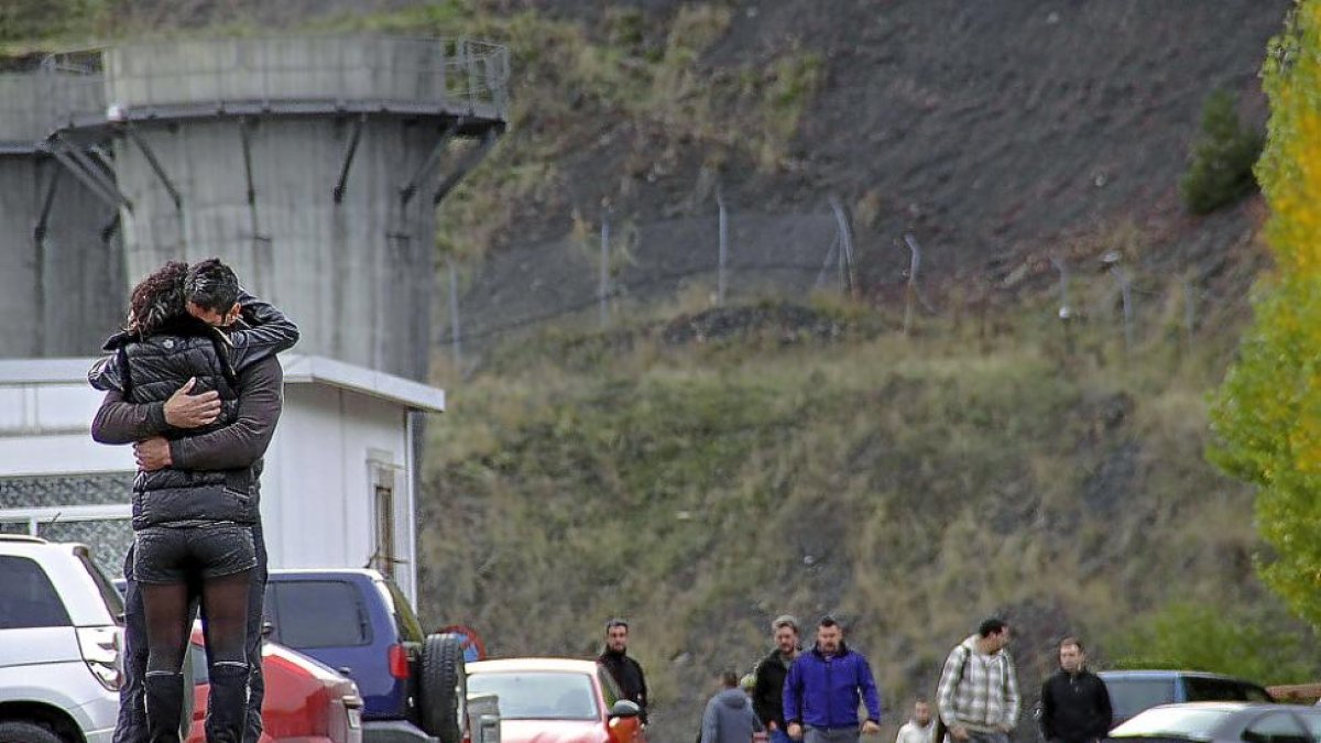 Dolor de los familiares de los mineros, el día del accidente en 2013.-ICAL